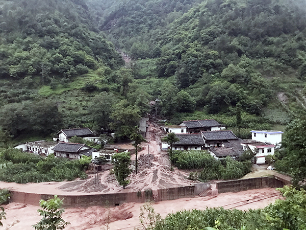 被泥石流包围的村庄.JPG