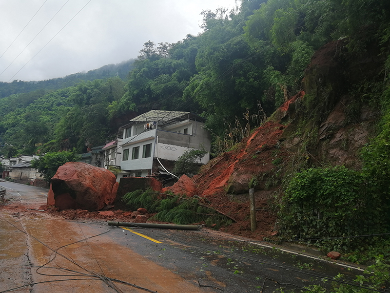 国道348线马边路段发生滑坡险情403队立即开展应急抢险